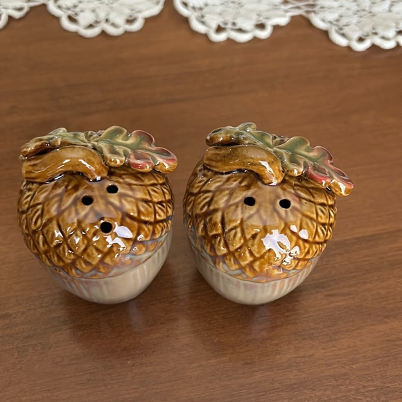Salt and pepper shakers - Picture 2 of 5